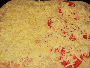 добавить в пиццу помидор и обильно посыпать сыром